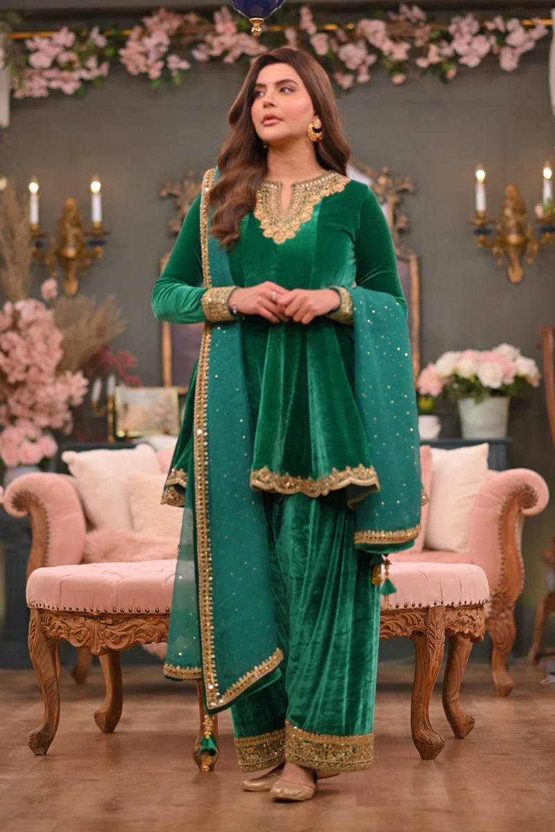 Picture of Nida Yasir in Misha